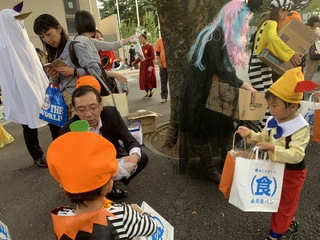 もらったお菓子を見ている子供の写真