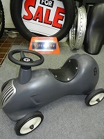 ガンメタリックに塗装された子供用の車の写真