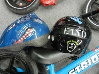 ステンシル塗装されたヘルメットの写真