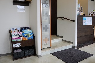 ケイ歯科医院診察室入口の写真
