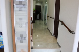 ケイ歯科医院診察前通路の写真