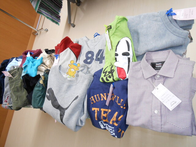 サイズの大きな服が並んでいる様子