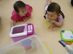 ずりばいの赤ちゃんがおままごとに興味を持っている様子