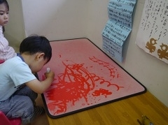 お絵描きを楽しむ男の子の写真