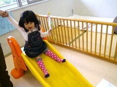 滑り台を楽しむ女の子の写真