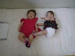 ゴロゴロくつろいでいる赤ちゃんの写真