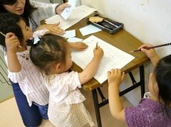 受付をしている様子