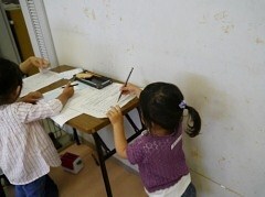 子どもが自分で名前を書いている様子