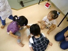 ３人の子どもが集まっている様子