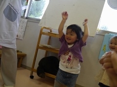 両手を挙げて踊っている女の子の写真