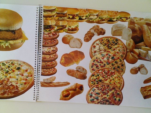 スケッチブックにパンの写真がたくさん貼られている写真