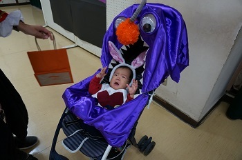 ベビーカーも仮装している写真