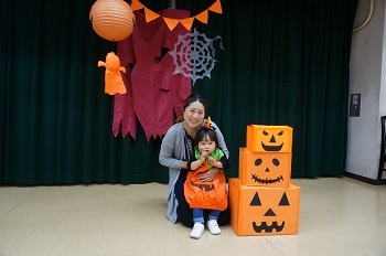 写真ブースで撮影している女の子とお母さん