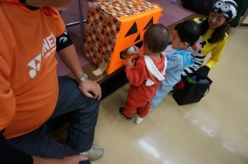 小さい子どもも参加している様子