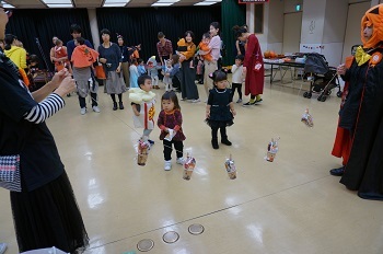 たくさんの子供達が一斉にお菓子を取りにいく様子