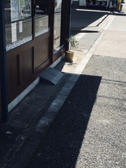 カフェの入り口に設置されたスロープ