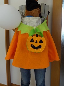 オレンジのマントがスカートのように可愛いデコレーション