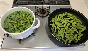 ゆで枝豆と焼き枝豆調理中