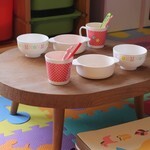テーブルと子供用食器の写真