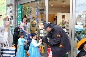 お揃いの青いドレスを着た女の子2人の写真