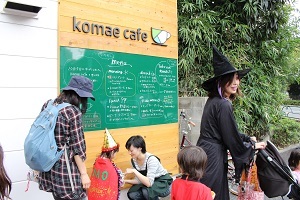 komae cafe店の前に集まる親子たちの様子