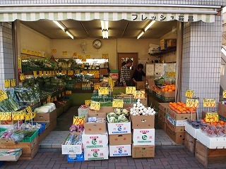 野菜からフルーツまでたくさん並んでいる店内写真