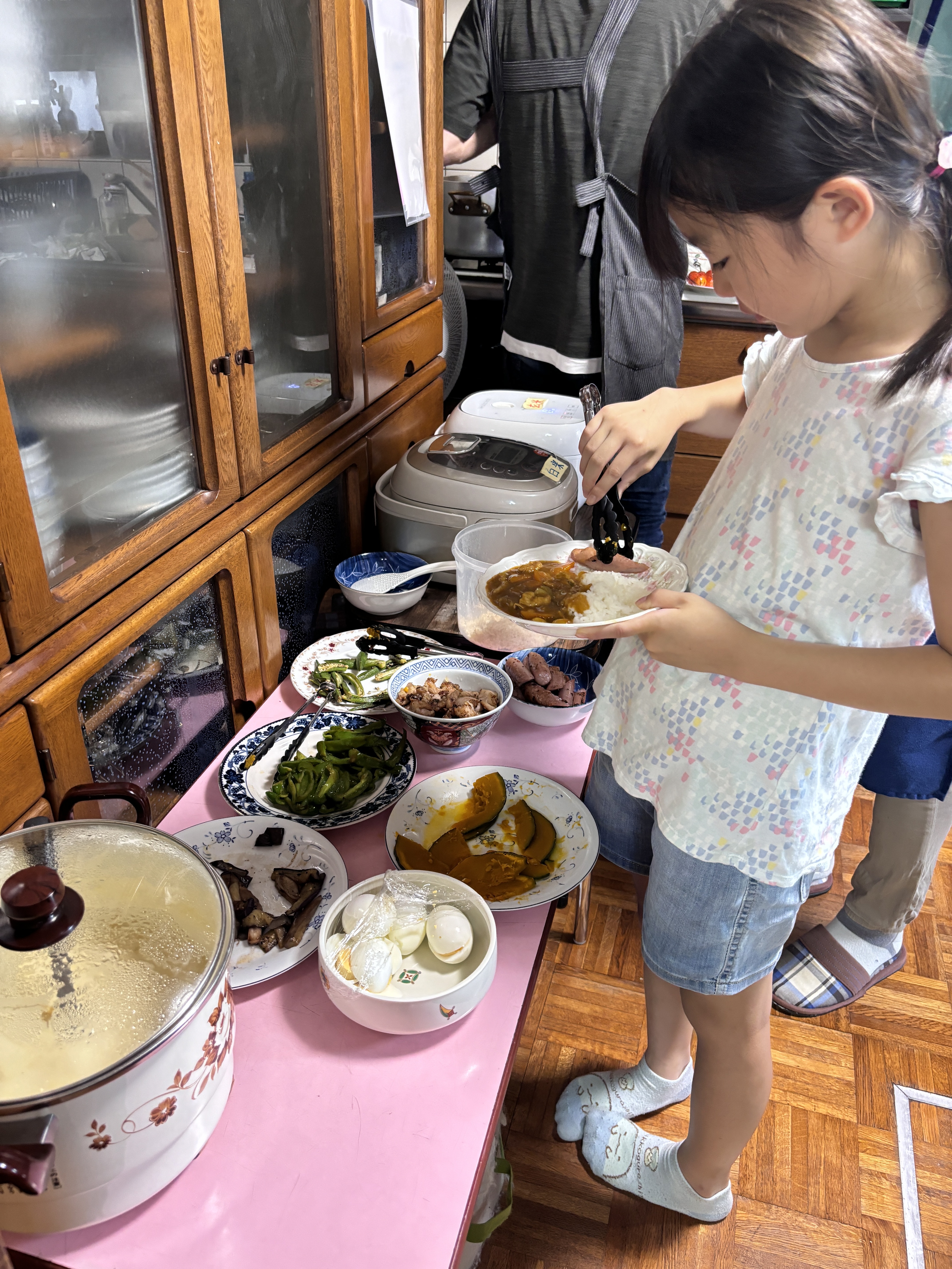 お皿に盛り付ける様子