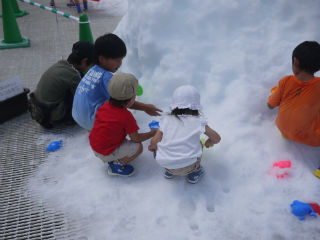 雪遊び広場で遊ぶ子供の写真