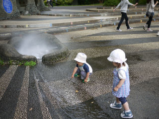 水遊びをする子供の写真
