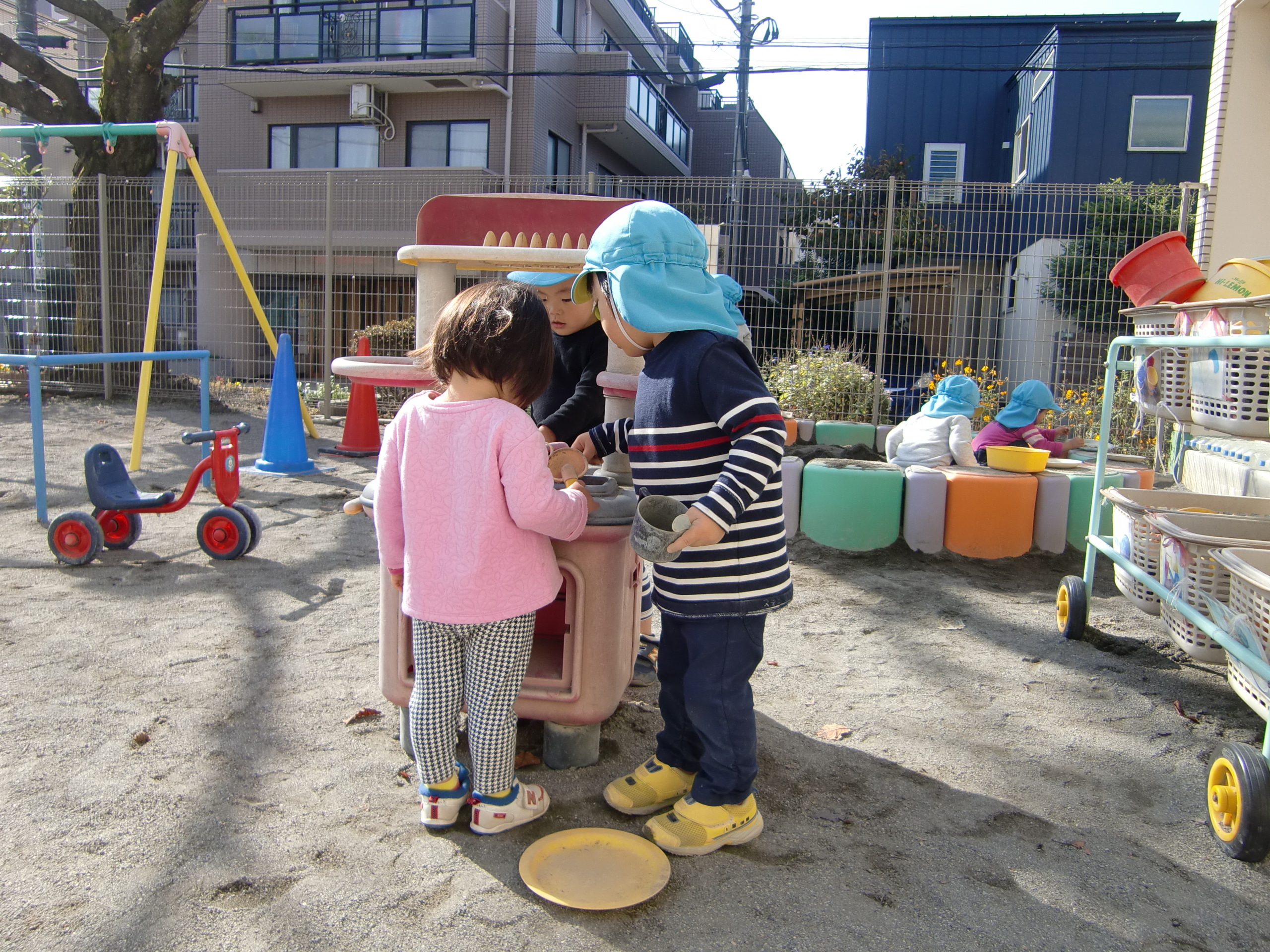 園児と未就園児が共に遊ぶ様子