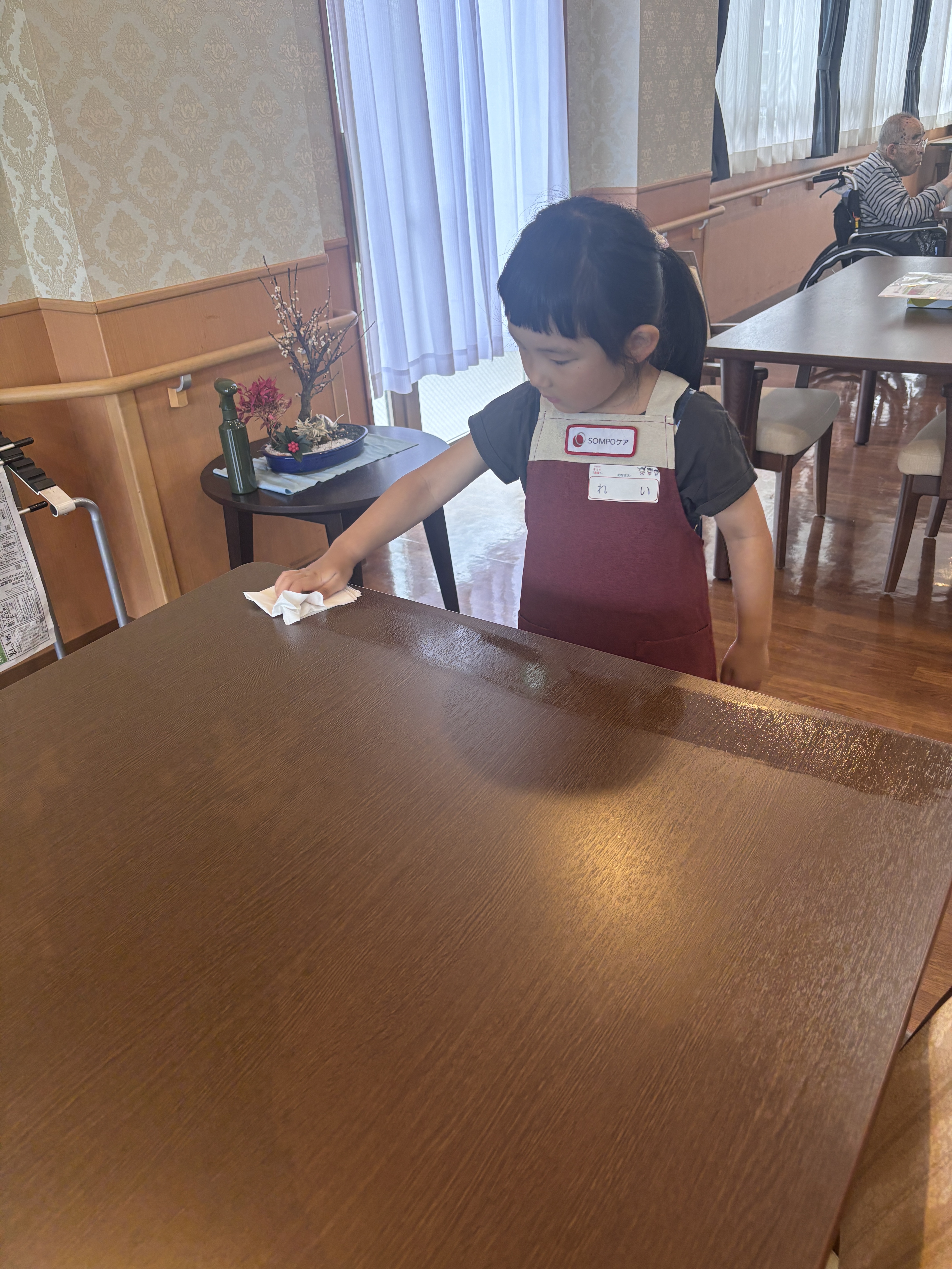 テーブルを拭いているところ