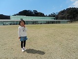 横須賀美術館前で子供がポーズをとっている