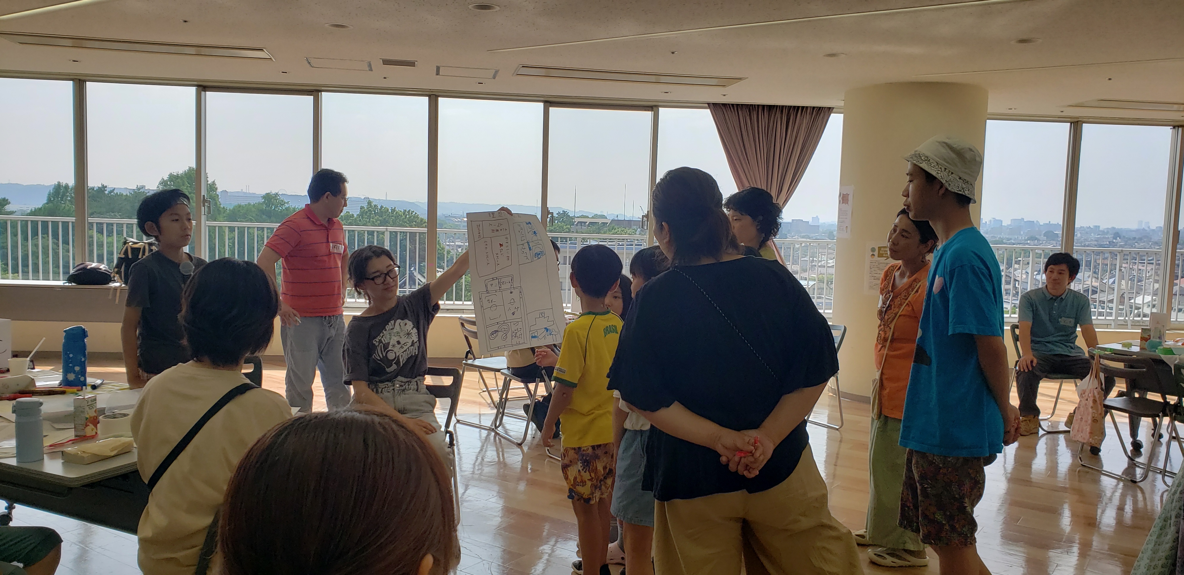 描いた絵を見せながら発表する子どもたち
