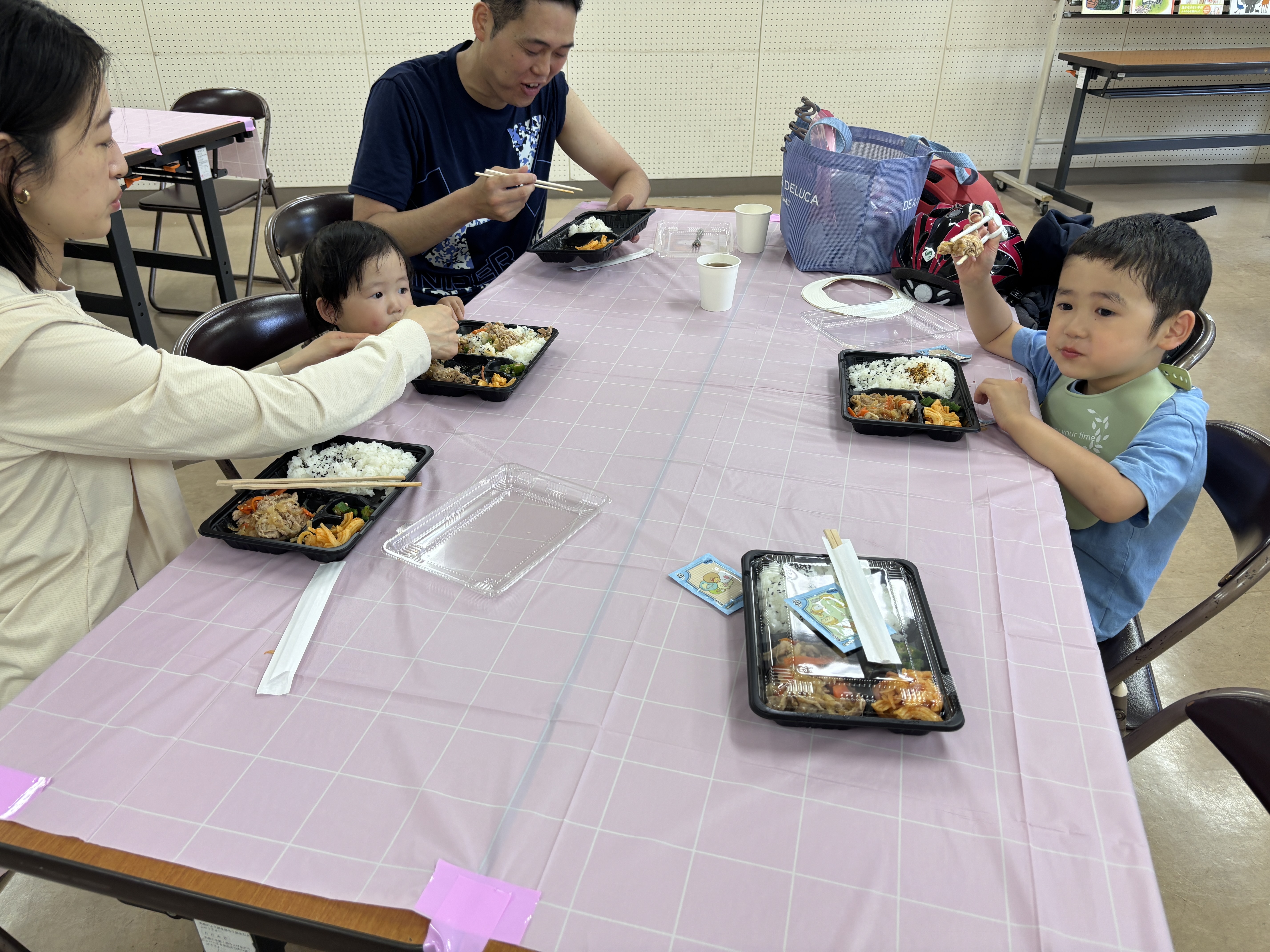 お弁当を食べているご家族