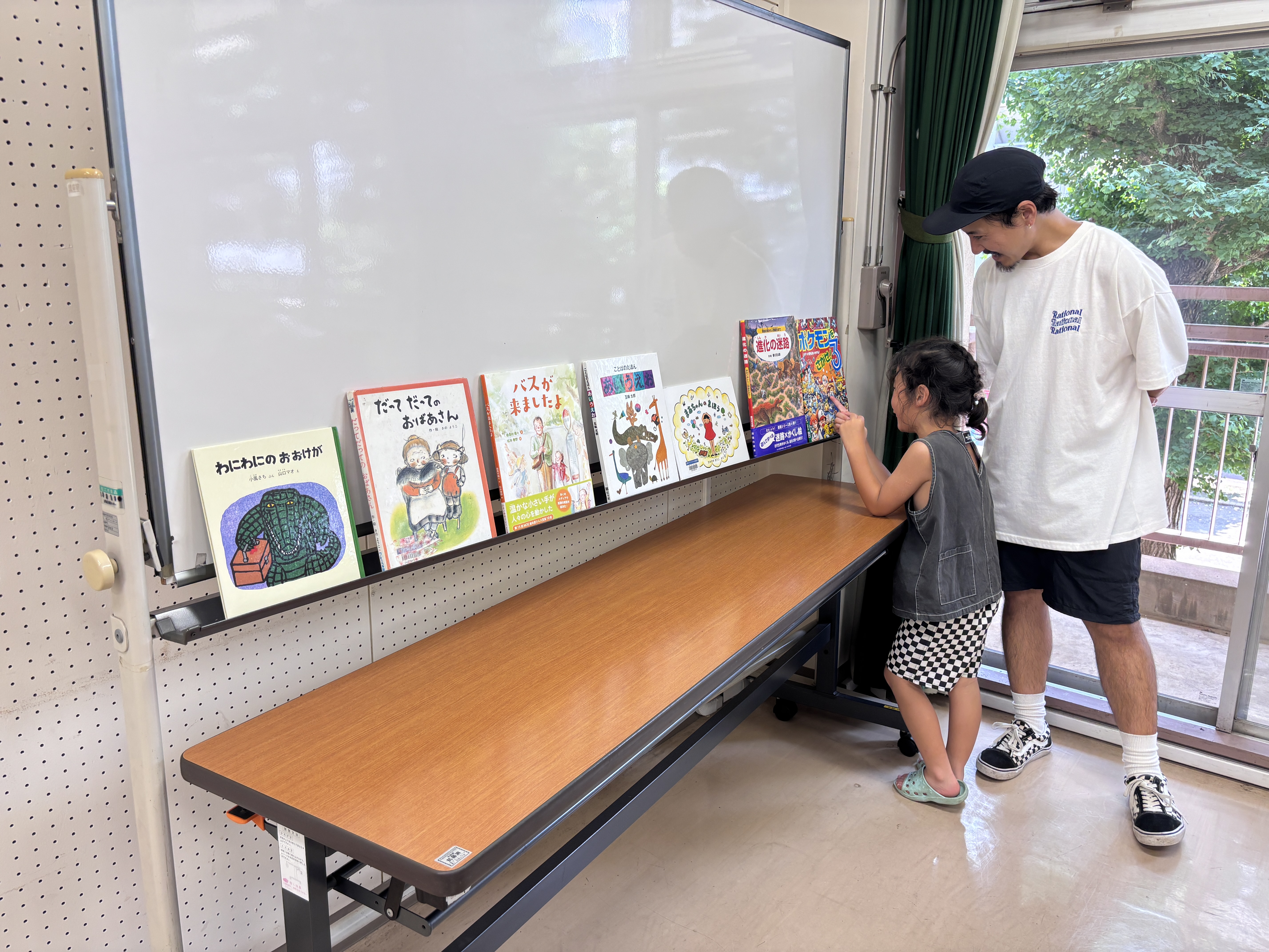 読みたい絵本を吟味中