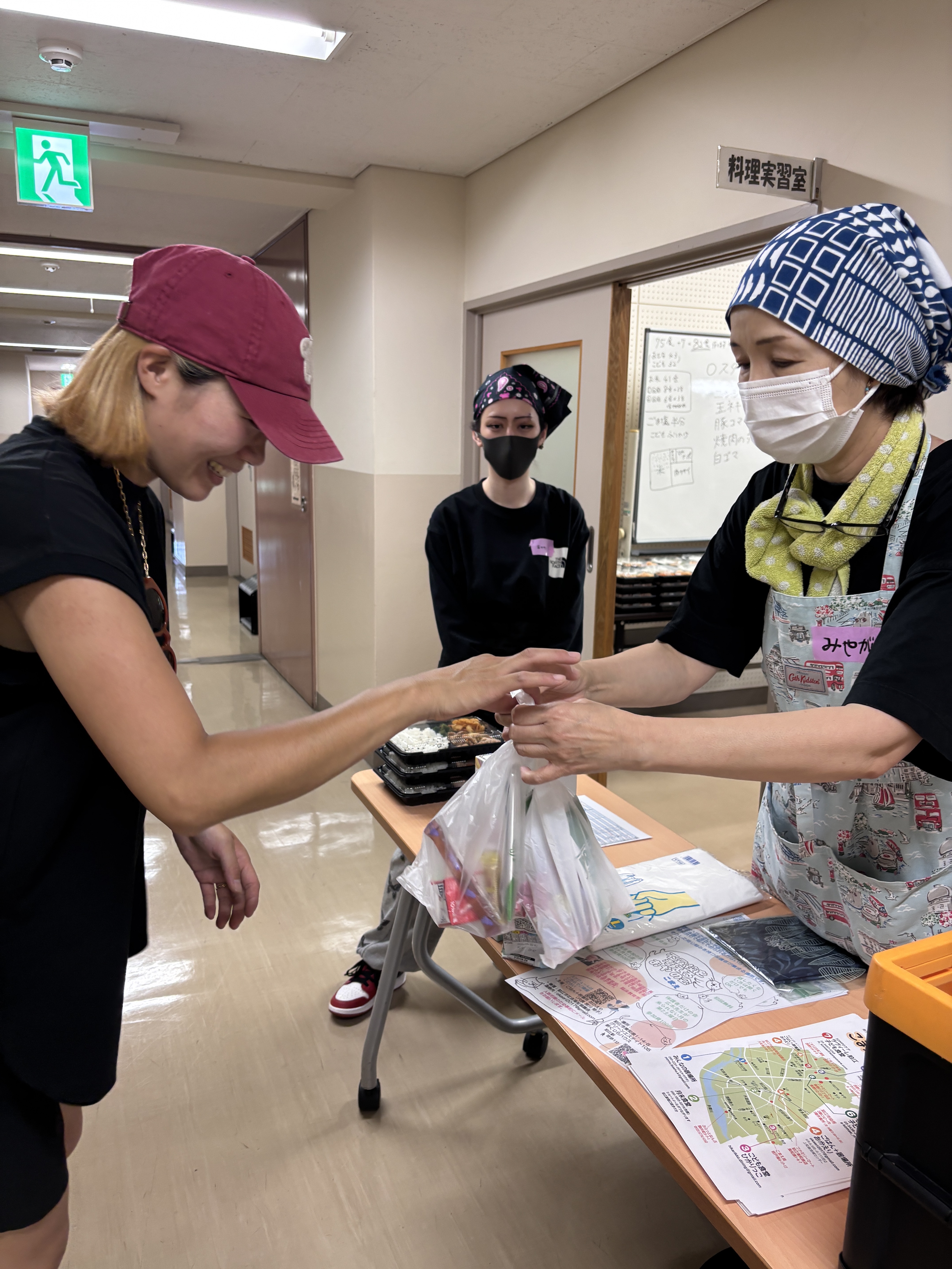お弁当を配布する様子