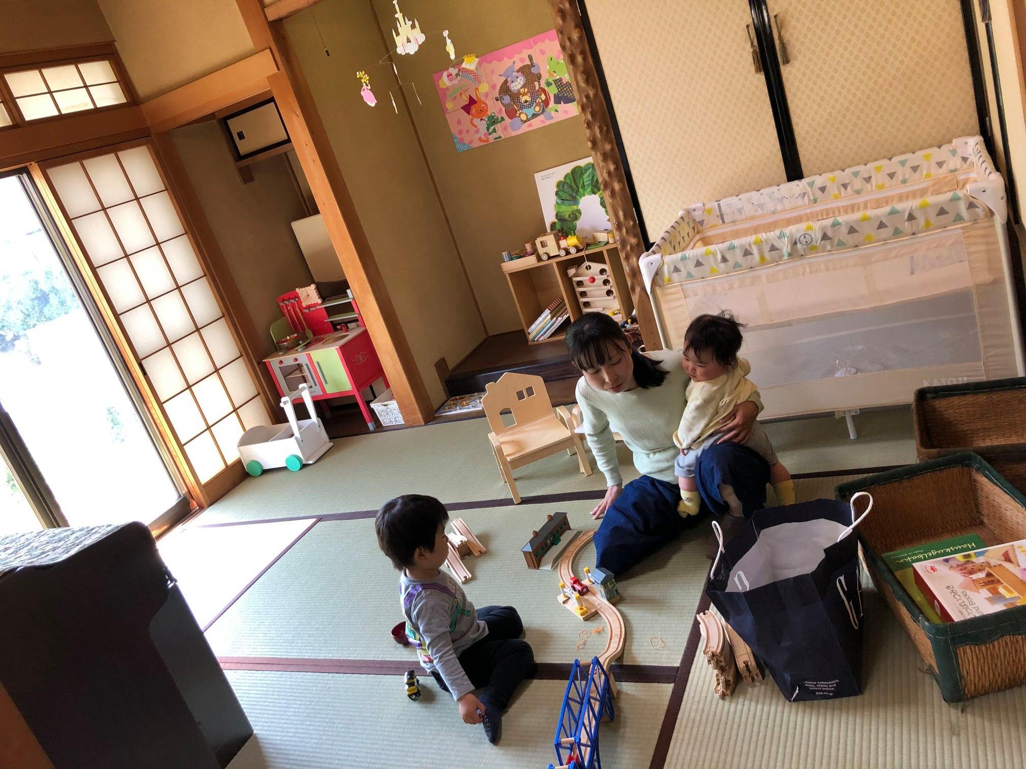 こまちの和室で子供が遊んでいる