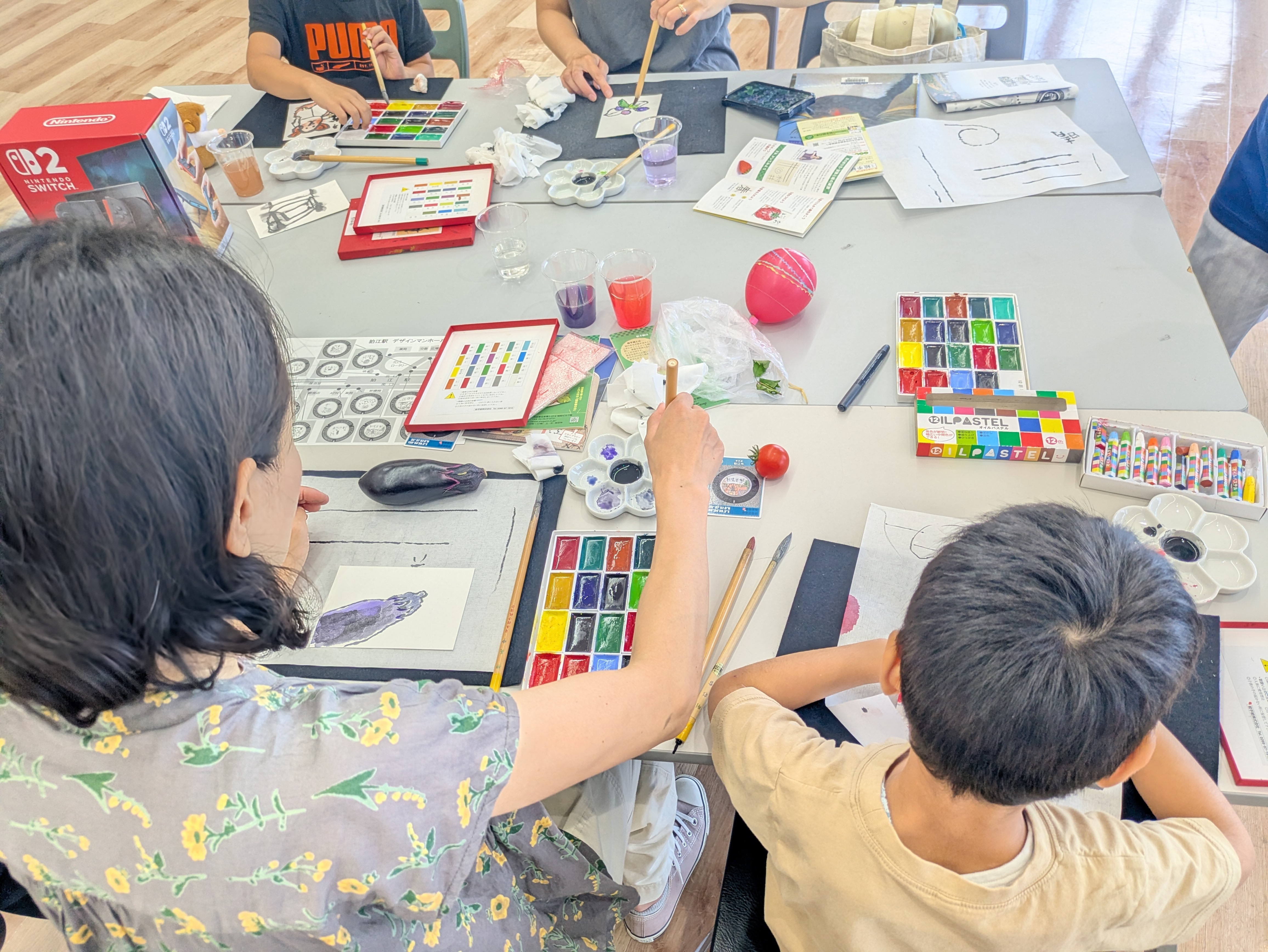 描いているシーン (JPG 3.79MB)