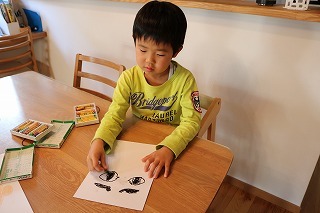 子供が顔の絵を描いている