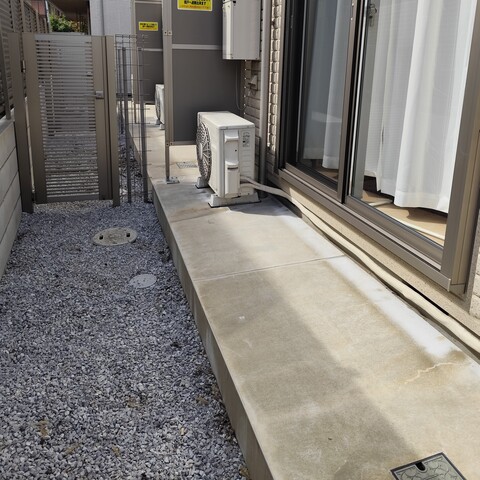 窓の前(ベビーカー置き場)