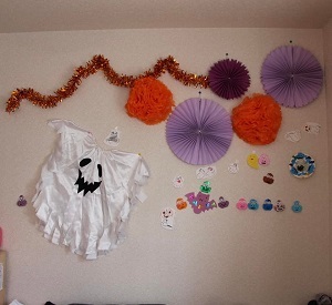 ハロウィンの飾りと着れなくなったおばけの服を使って飾った部屋の様子