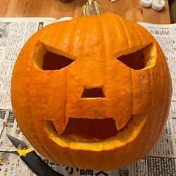 目、鼻、口を切り抜いたかぼちゃの写真