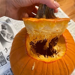 蓋が中に落ちないように少し角度をつけているかぼちゃの写真