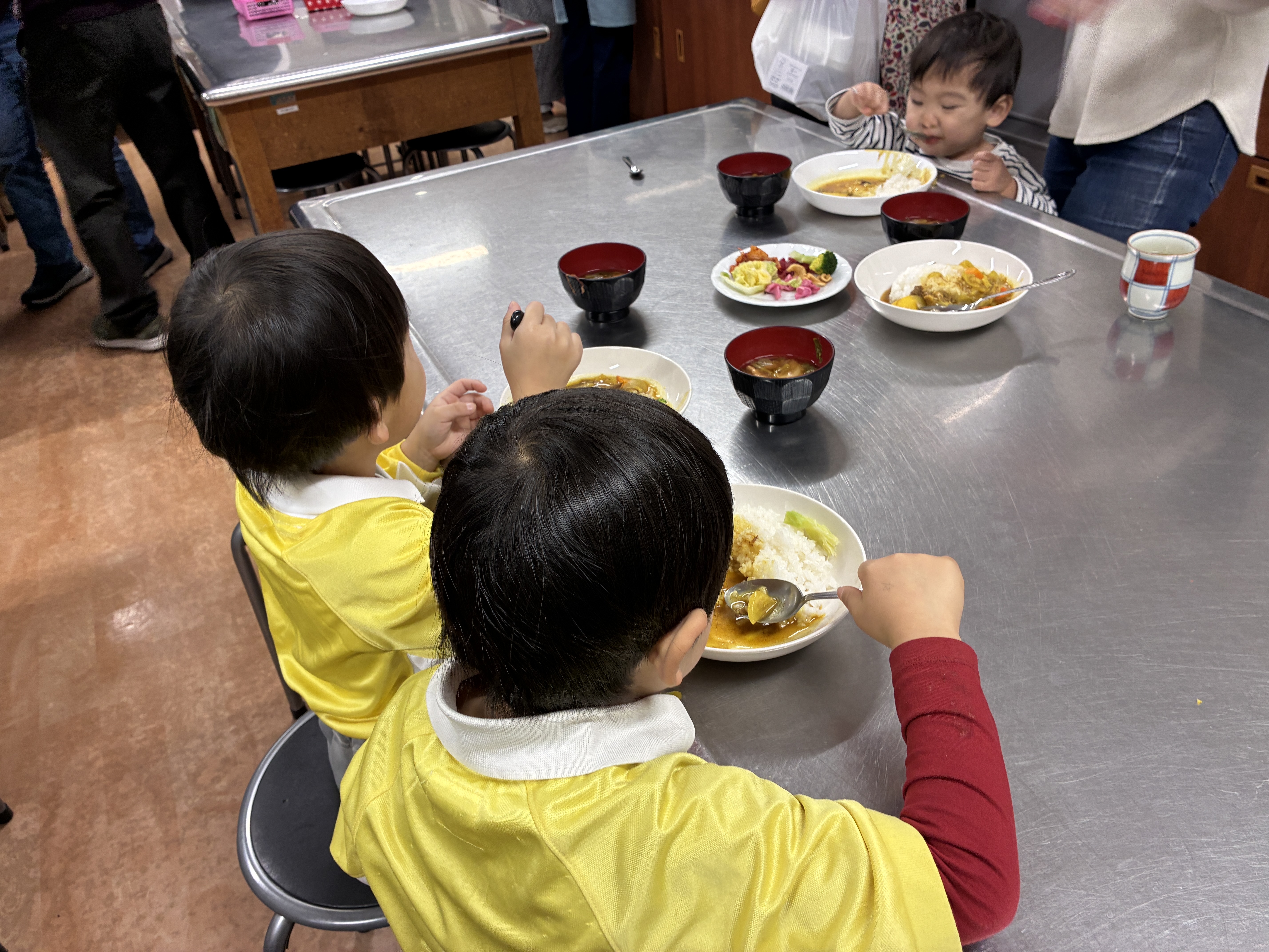 料理実習室での食事風景