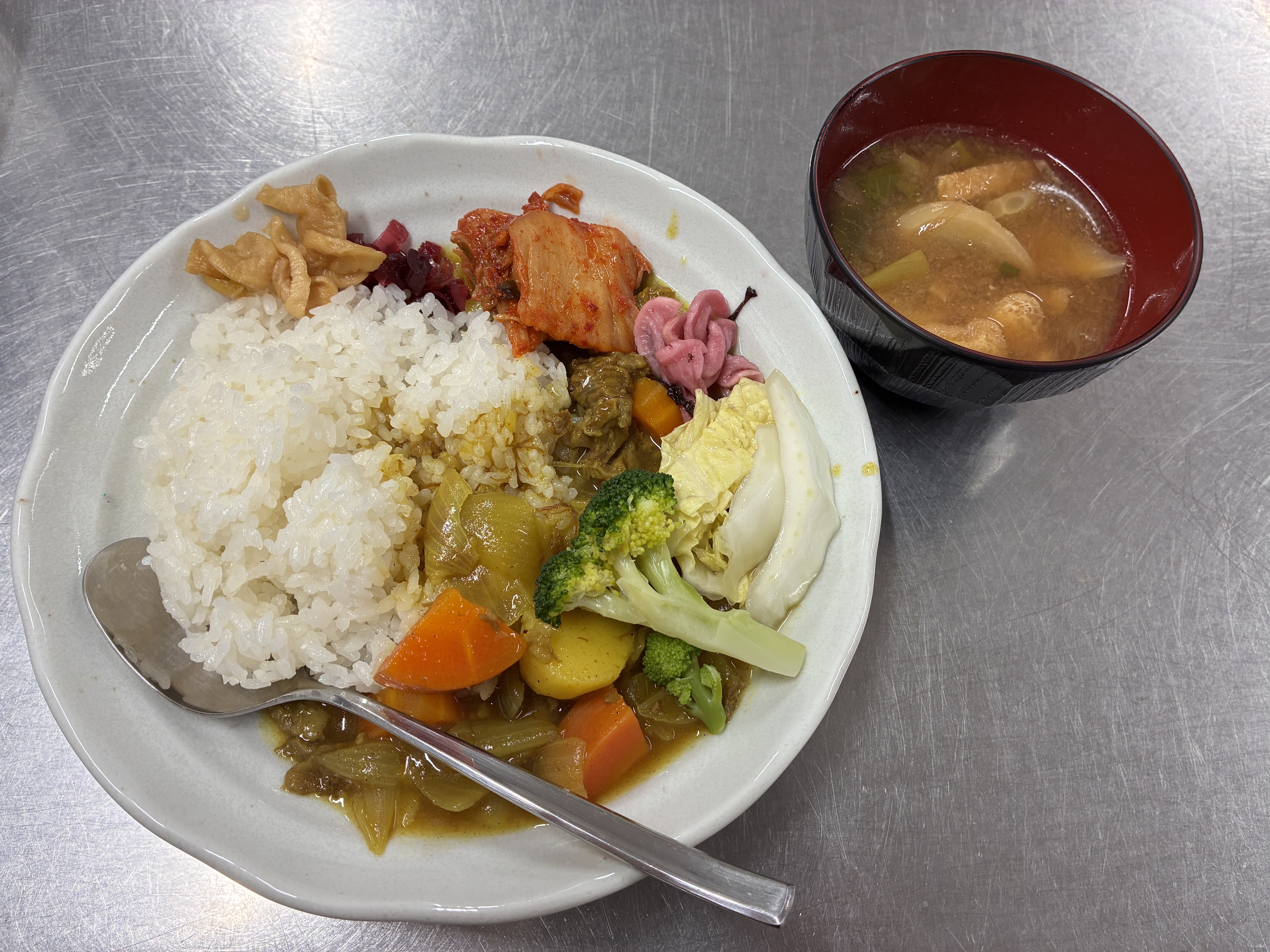 カレー、お漬物とお味噌汁