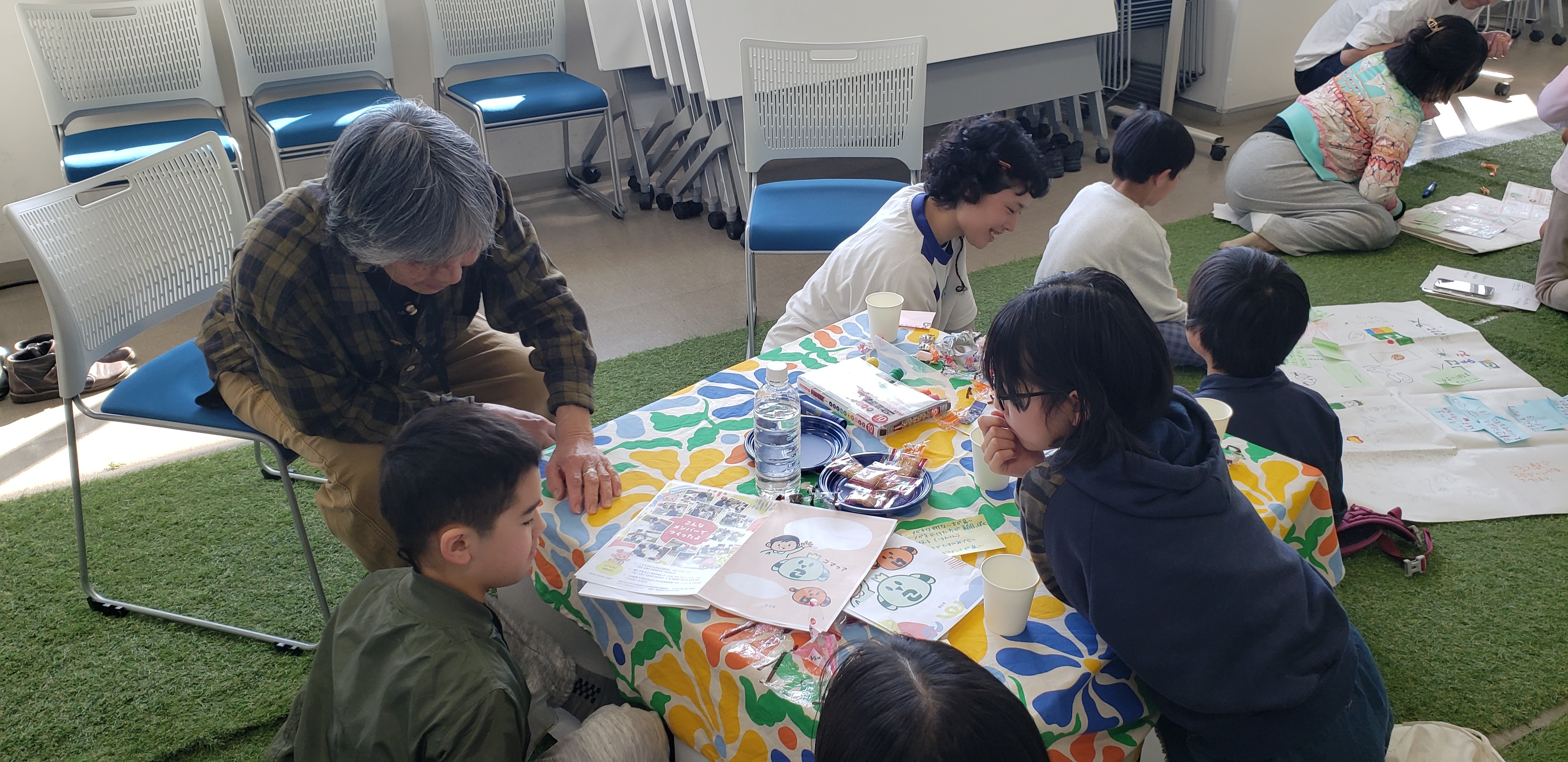 子ども向け相談窓口ダイヤルのページを分かりやすく説明している様子